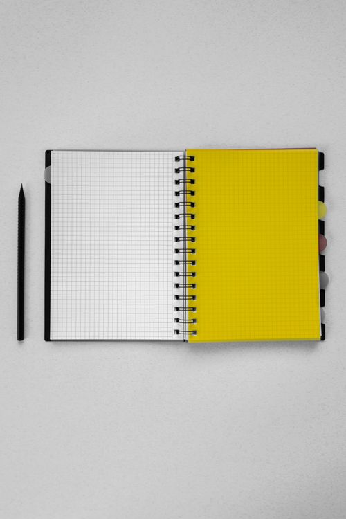 Offener Planer mit Stift für die strukturierte Auswertung von Klickdaten