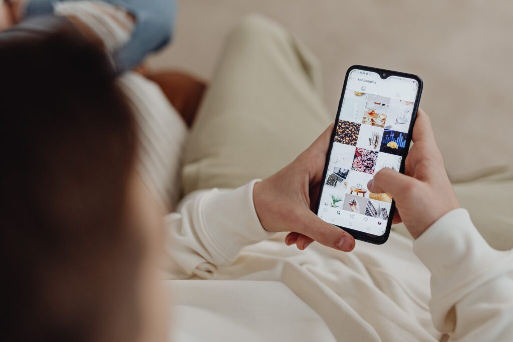 Person prüft einen Social Media Link auf dem Smartphone