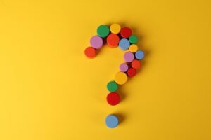 FAQ Seite erstellen mit einem Fragezeichen aus farbigen Bausteinen