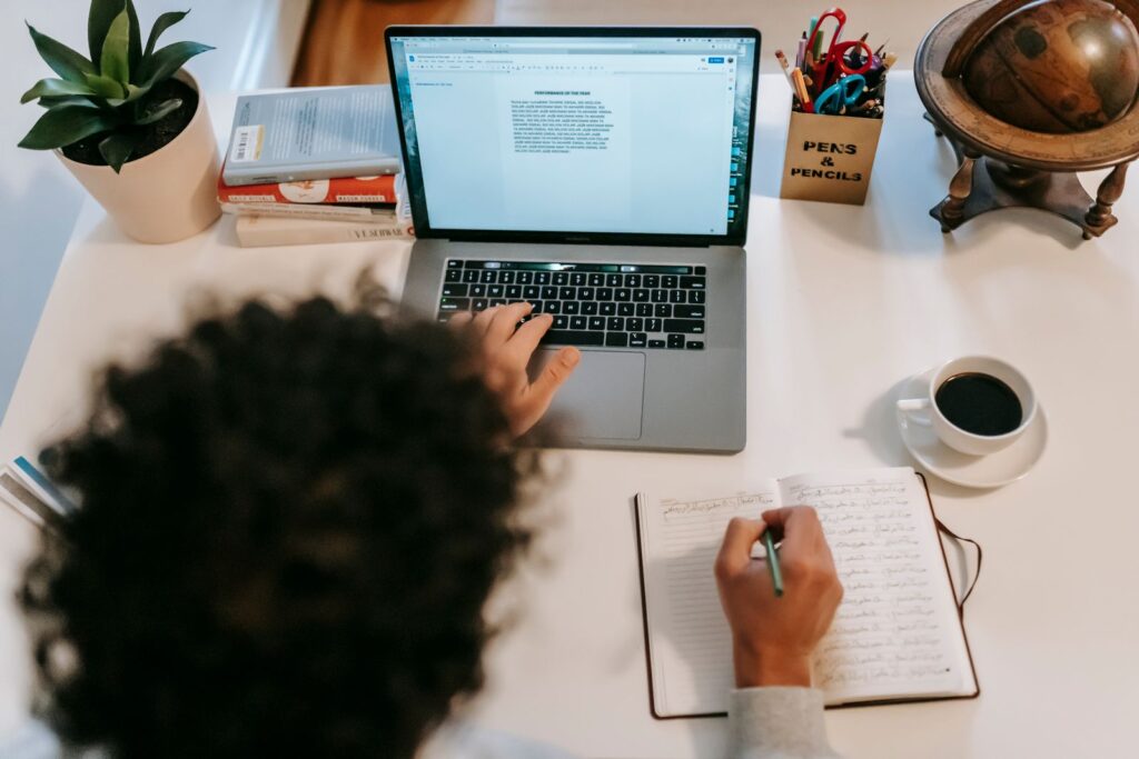 Faceless Online Business und Content Planung am Laptop