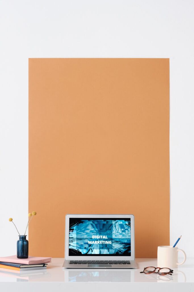 Kampagnenplanung und Auswertung für ChatGPT Ads am Laptop