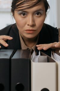 Newsletter Archiv erstellen mit geordneten Ordnern im Büro