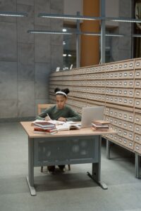 ChatGPT Quellen prüfen bei der Recherche mit Büchern und Laptop