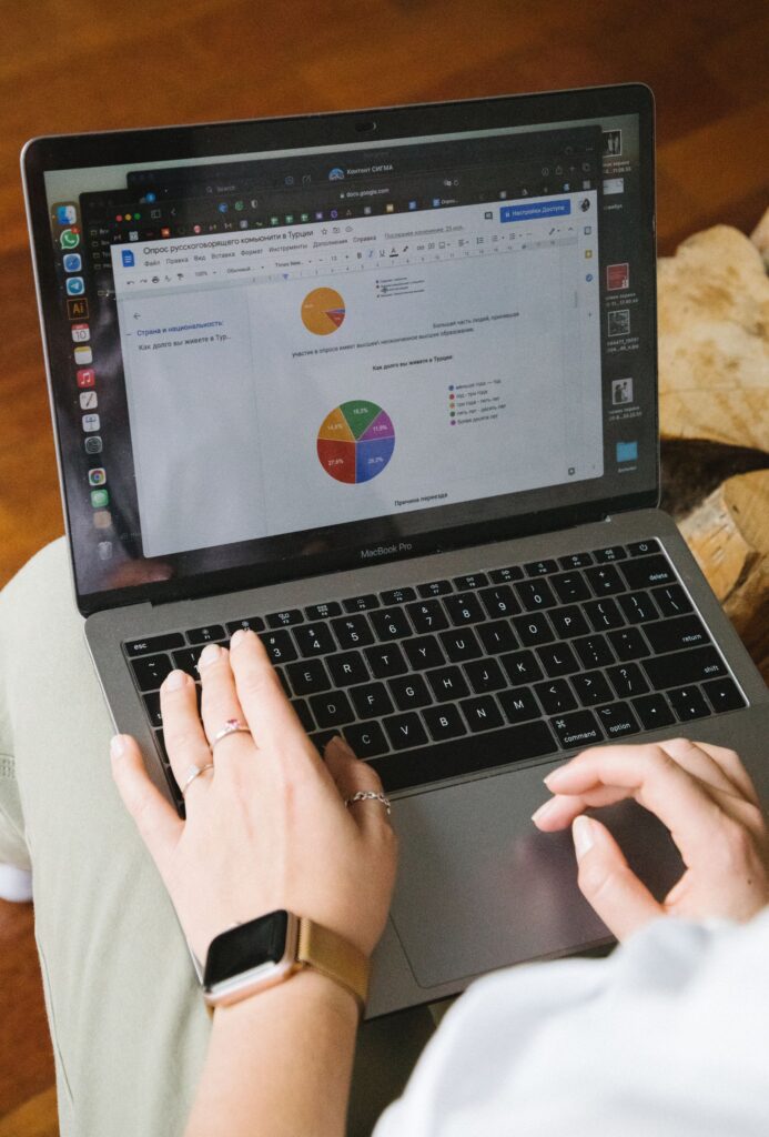 YouTube Analytics und Datenanalyse am Laptop für einen Faceless Kanal