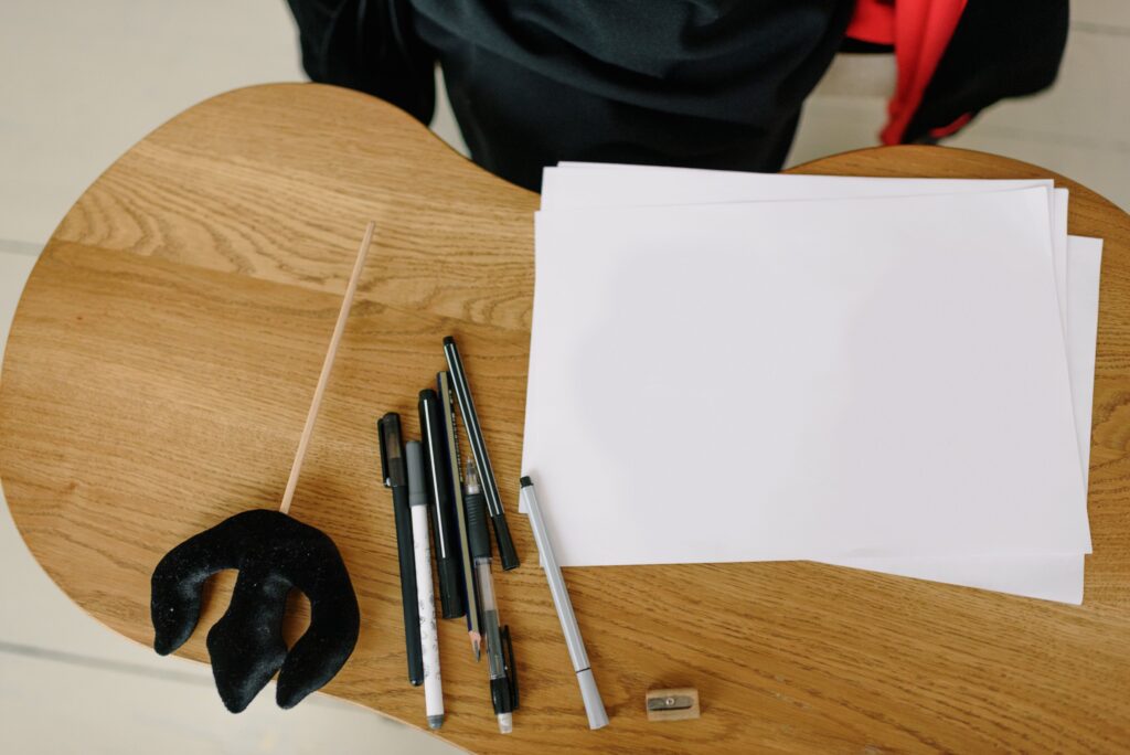 Papier und Stifte zum Entwerfen klarer Seitentitel