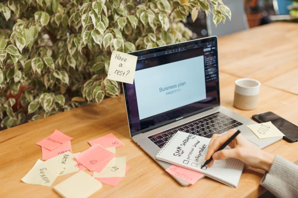 No-Code Workflow und Marketing-Automatisierung mit Laptop und Planung