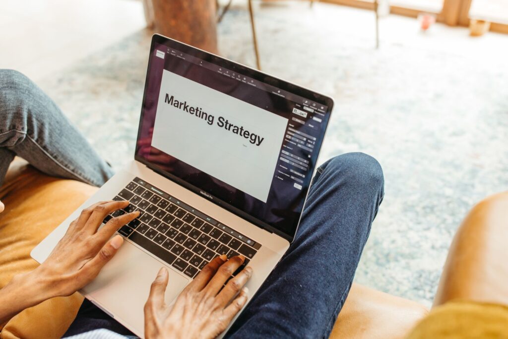 Marketing Funnel und E Mail Kampagne am Laptop planen