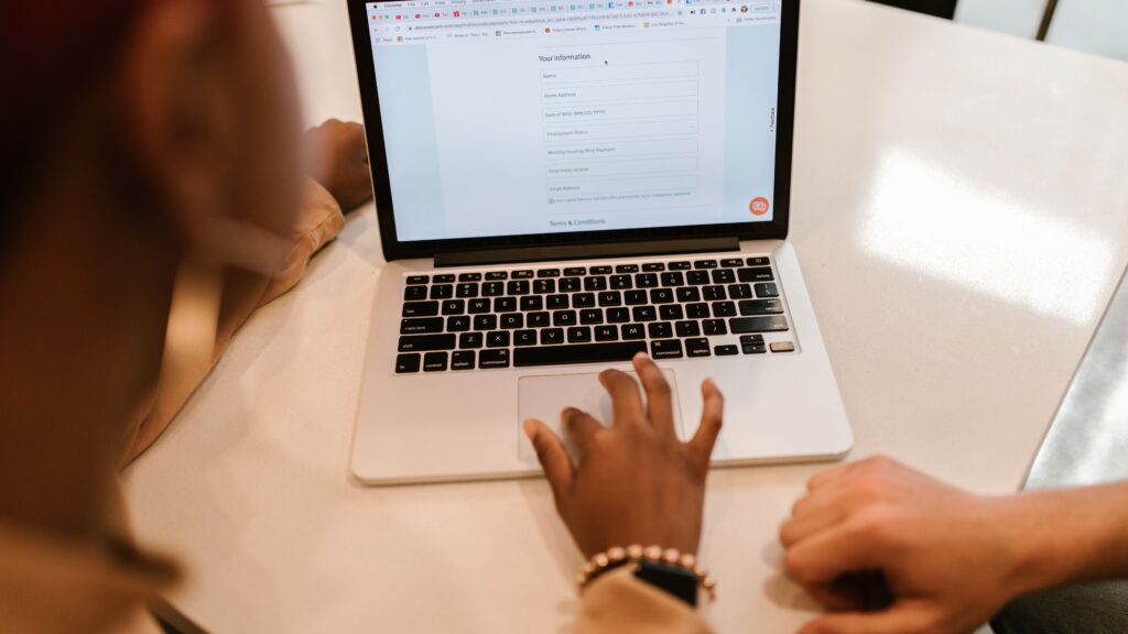 Landingpage Formular testen mit zwei Personen an einem Online Formular