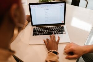 Landingpage Formular testen mit zwei Personen an einem Online Formular