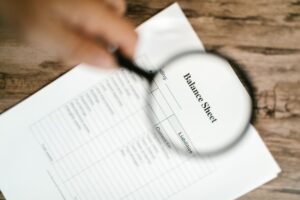 Affiliate Auszahlungen prüfen mit Beleg und Lupe