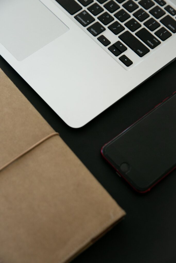 Instagram Content Planung mit Laptop Smartphone und Notizbuch