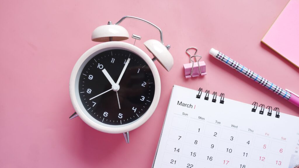 ChatGPT Aufgaben planen mit Kalender und Wecker