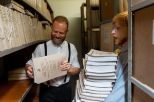 Content Audit durchführen mit zwei Personen bei der Sichtung eines Dokumentenarchivs