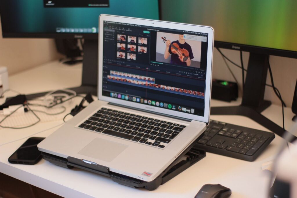 Videoprojekt mit Schnittsoftware auf einem Laptop bearbeiten